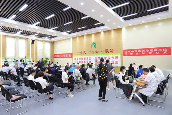 黨建引領(lǐng)聚合力，結(jié)對共建促發(fā)展  為民服務(wù)辦實(shí)事，惠民義診暖民心——山東中醫(yī)藥大學(xué)附屬醫(yī)院門診管理服務(wù)黨支部和管理公司機(jī)關(guān)黨支部舉行黨建共建協(xié)議簽約儀式